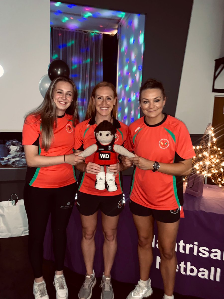 niajones92's tweet photo. Honestly one of the best gifts ever 🥹🙌🤩

Thank you for our adorable new mascot @LlanNetball , she will be right at home in the @WalesNetball_ changing room 🏴󠁧󠁢󠁷󠁬󠁳󠁿 🖤 https://t.co/fbuAsyL0Zl