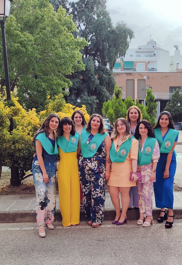 albital7's tweet photo. Hoy me he graduado del máster y nada agradezco más a este año que haber descubierto a estas niñas.
Os quiero ya para siempre mi grupo burbuja 🫧💜 https://t.co/Xx8YUxAfpf