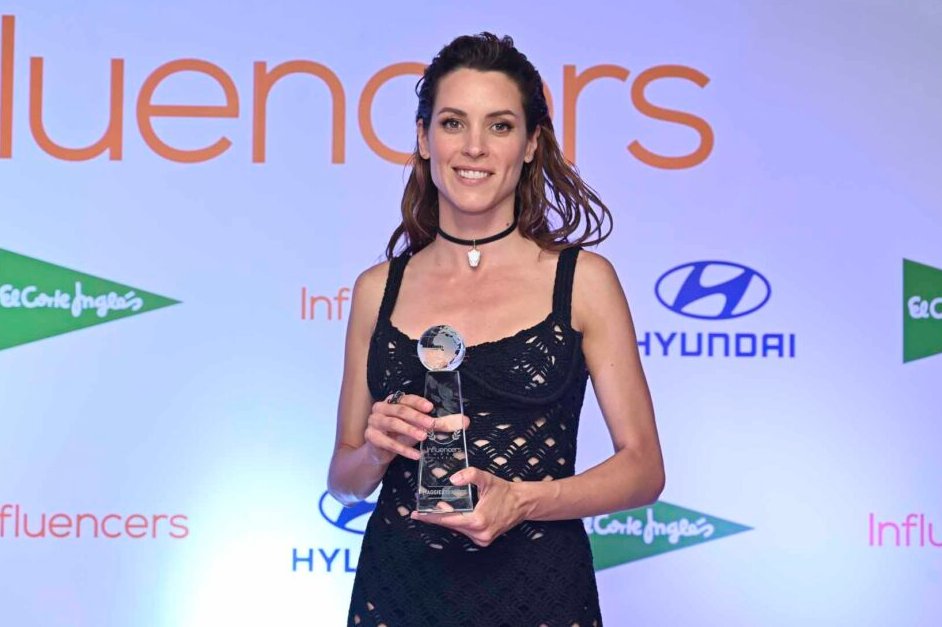cmaggienation's tweet photo. Maggie en el photocall de los premios #InfluencersAwards2022 https://t.co/jAyLb4tr8K