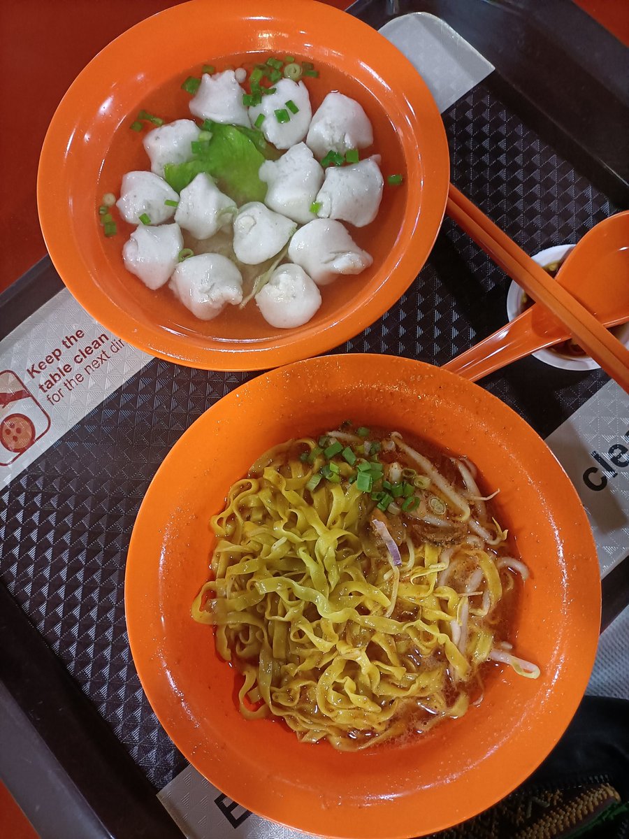 jeeali's tweet image. Back in Singapore, for 2.5 months at least. This is my favorite food stall selling fishball noodles the last 20 years. Cost of living in Singapore is high, but you'll always be able to eat cheaper at the local food center. I hope to use my time back and this space to share more.
