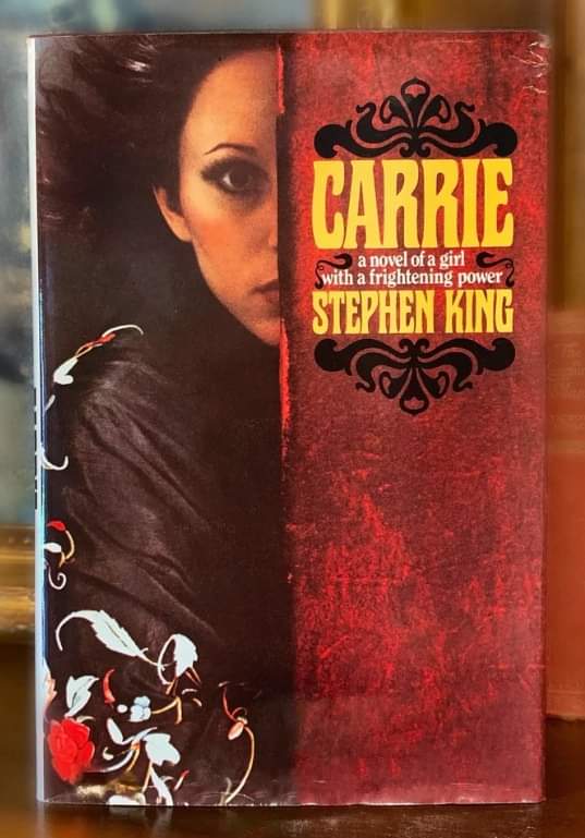 HdtSdn's tweet photo. Hoy en #usu Una Semana Un libro, les recomendamos "Carrie", escrito por Stephen King y publicado en 1974. 

El escalofriante caso de una joven de apariencia insignificante que se transformó en un ser de poderes anormales, sembrando el terror en toda la ciudad. https://t.co/8vvAMuSanI