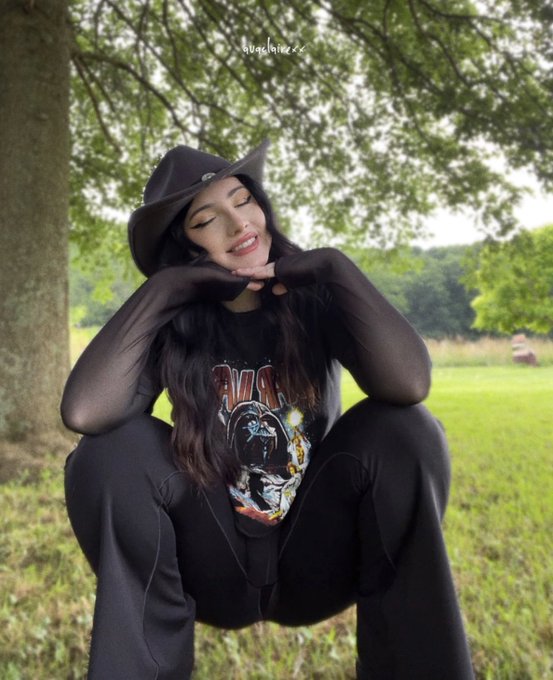 I feel at my peak coolness when I&rsquo;m in goth cowboy mode https://t.co/jwt2k6SFyF
