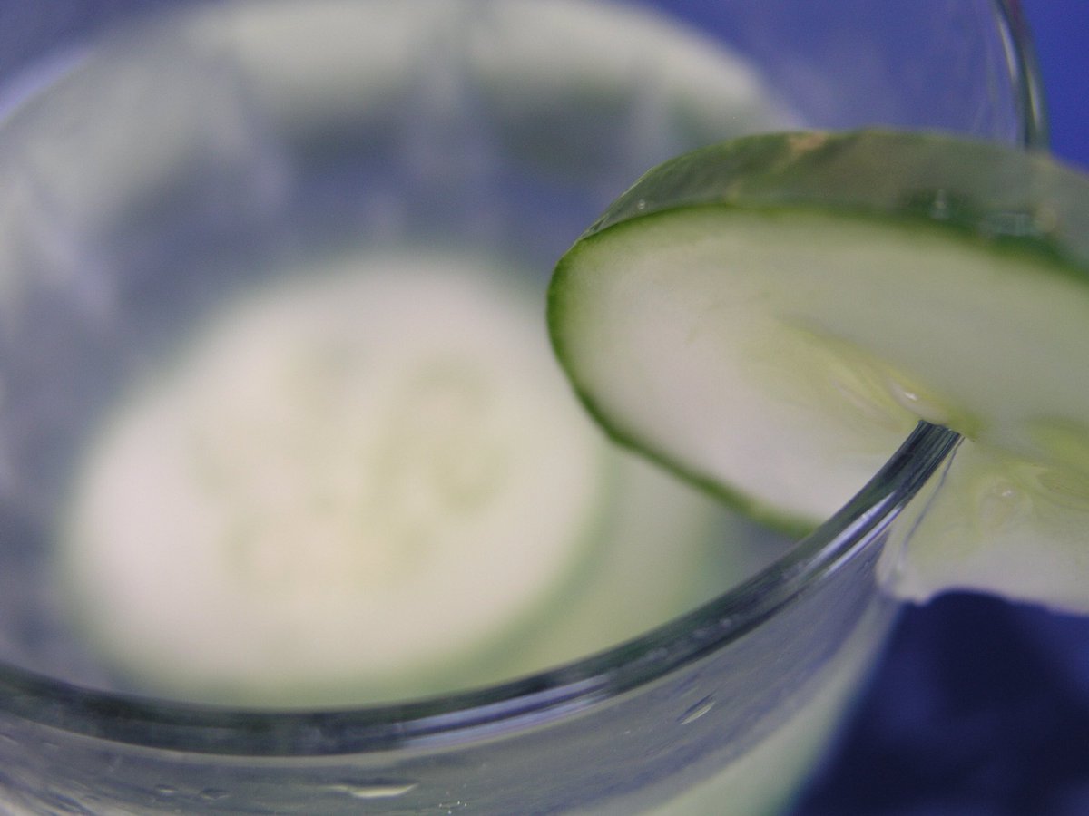 PanamStyle's tweet photo. From 2010, when @HendricksGin wasnโt as expensive and was still in my budget. #shittycamera Olympus C5050 โonlyโ5MP #summertime #martini #gin https://t.co/FShd4nN96z