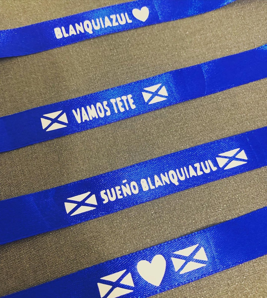 angimonvera's tweet photo. Noche de #MurgasSC3 y ayudando en la producción de pulseras para animar al #cdtenerife 🥳 Si quieres la tuya busca en instagram Embelesa Design 
#sueñoblanquiazul #CarnavalSC22 https://t.co/7Te6minJ55