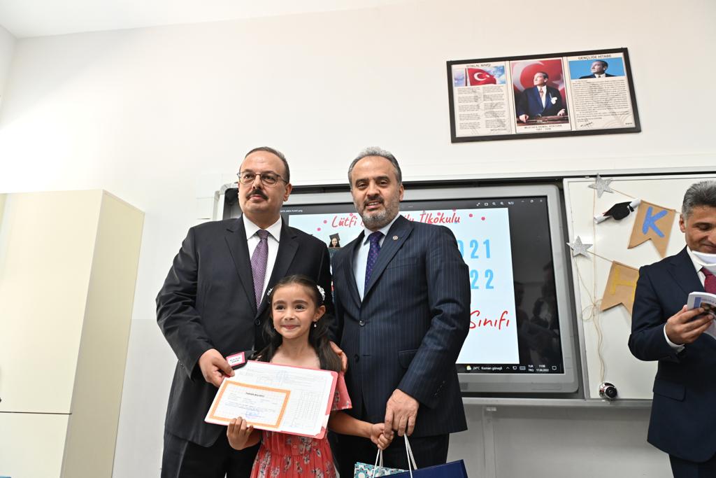 lutfibanusoglu's tweet photo. Okulumuzda düzenlenen karne törenine Bursa Valisi Yakup CANBOLAT, Bursa Büyükşehir Belediye Bşk. Alinur AKTAŞ, Osmangazi Kaymakamı @Ali_Partal, İl MEM Mdr.@serkangur_bursa, İlçe MEM Mdr.@GurhanCokgezer Şb.Mdr. @MFaysalKAYAN katıldı.
@tcmeb @BursaValiligi @bursabuyuksehir https://t.co/CD2HpEl6dk