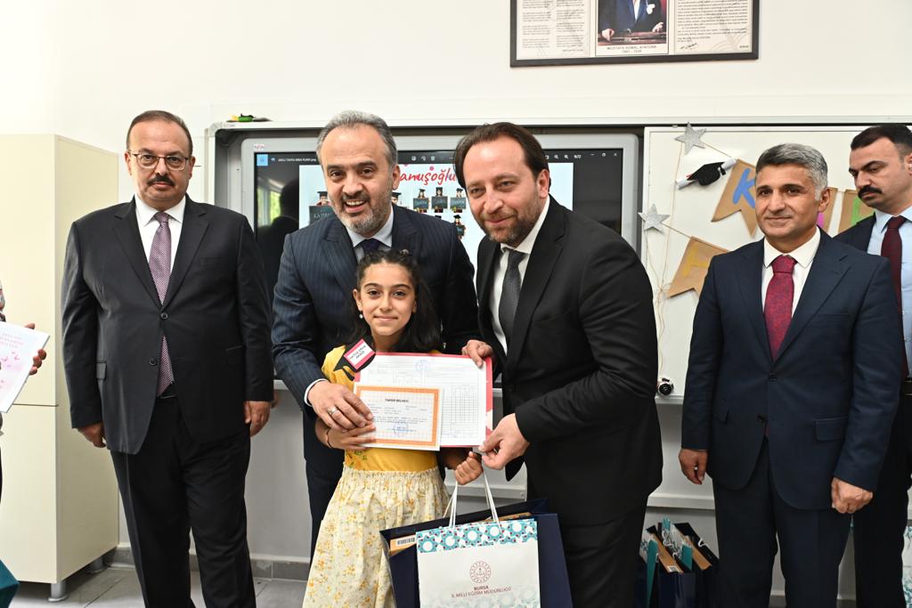 lutfibanusoglu's tweet photo. Okulumuzda düzenlenen karne törenine Bursa Valisi Yakup CANBOLAT, Bursa Büyükşehir Belediye Bşk. Alinur AKTAŞ, Osmangazi Kaymakamı @Ali_Partal, İl MEM Mdr.@serkangur_bursa, İlçe MEM Mdr.@GurhanCokgezer Şb.Mdr. @MFaysalKAYAN katıldı.
@tcmeb @BursaValiligi @bursabuyuksehir https://t.co/CD2HpEl6dk
