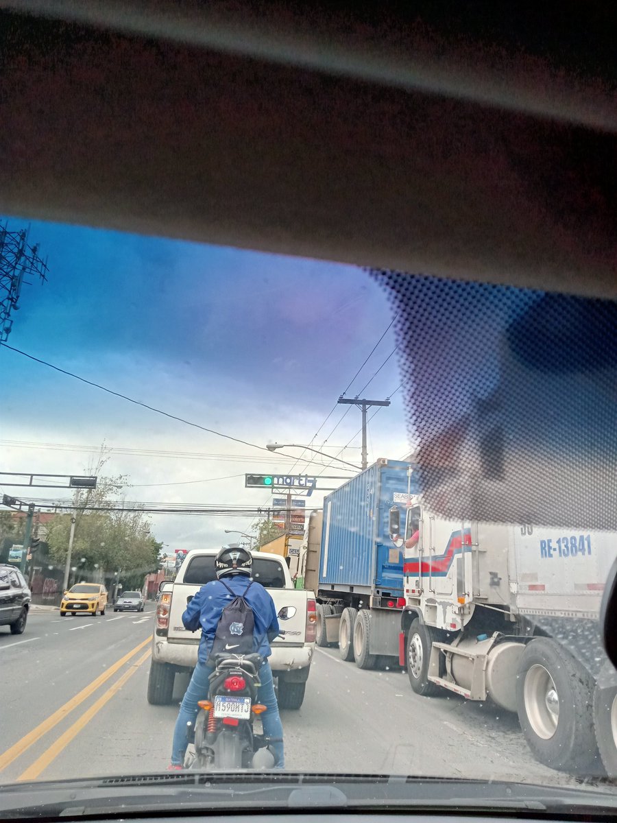 AlexAudon1's tweet photo. Típico viernes de tráfico en la Marti... La ciudad del futuro... https://t.co/OYMBYyODEk
