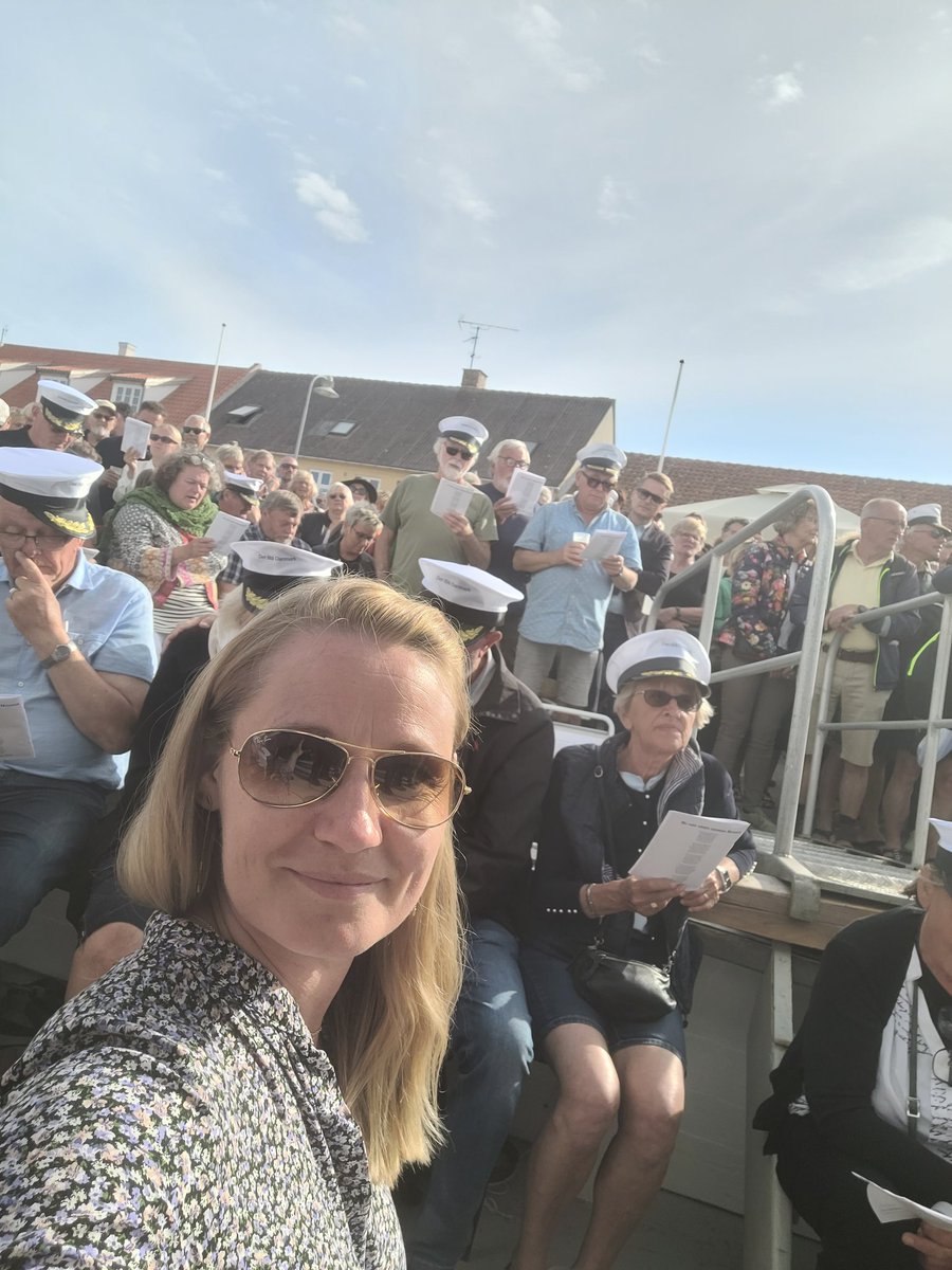 Et af fredagens højdepunkter var Folkemødets festligste event hos #blaadk - Sømandsviser med <a href="/realSorenPind/">Søren Pind</a> og <a href="/MogensJensenS/">Mogens Jensen</a> - velakkompagneret af Pelle Voigt på guitar og Jan-Cristoph Napierski på harmonika. Tak for et festligst arrangement #FMDK22 <a href="/DanskeMaritime/">Danske Maritime</a>