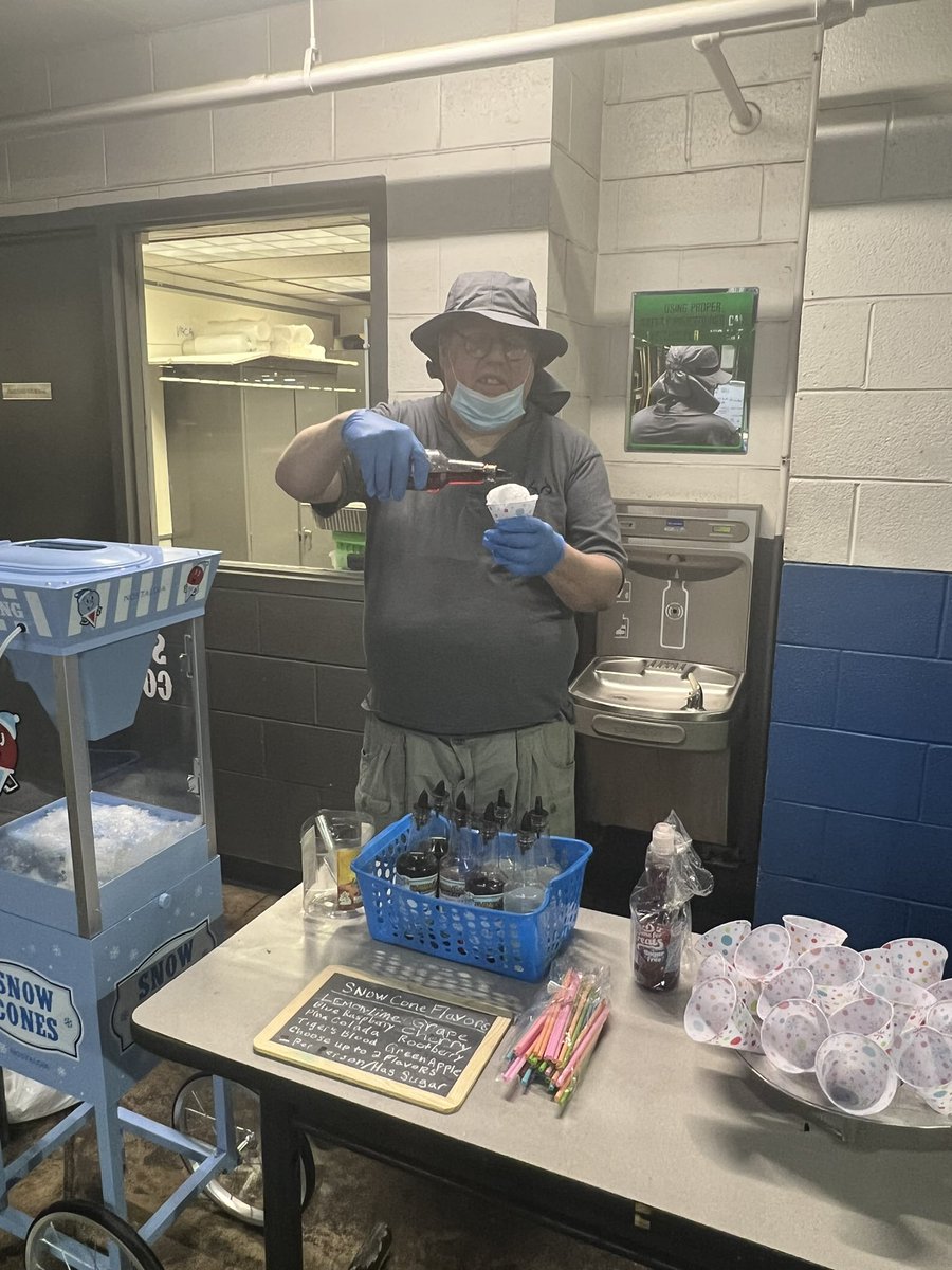 schramm_josh's tweet photo. UPS - Northbrook Twilight staying cool on a Friday after a long week of heat…snow cone Fridays!  Stay hydrated!  Drink plenty of H2O!
#CZSummerSafety #ProudUPSers #hydration @CP_UPSers @UPSers @Jsportsnut https://t.co/wuobHEeNdQ