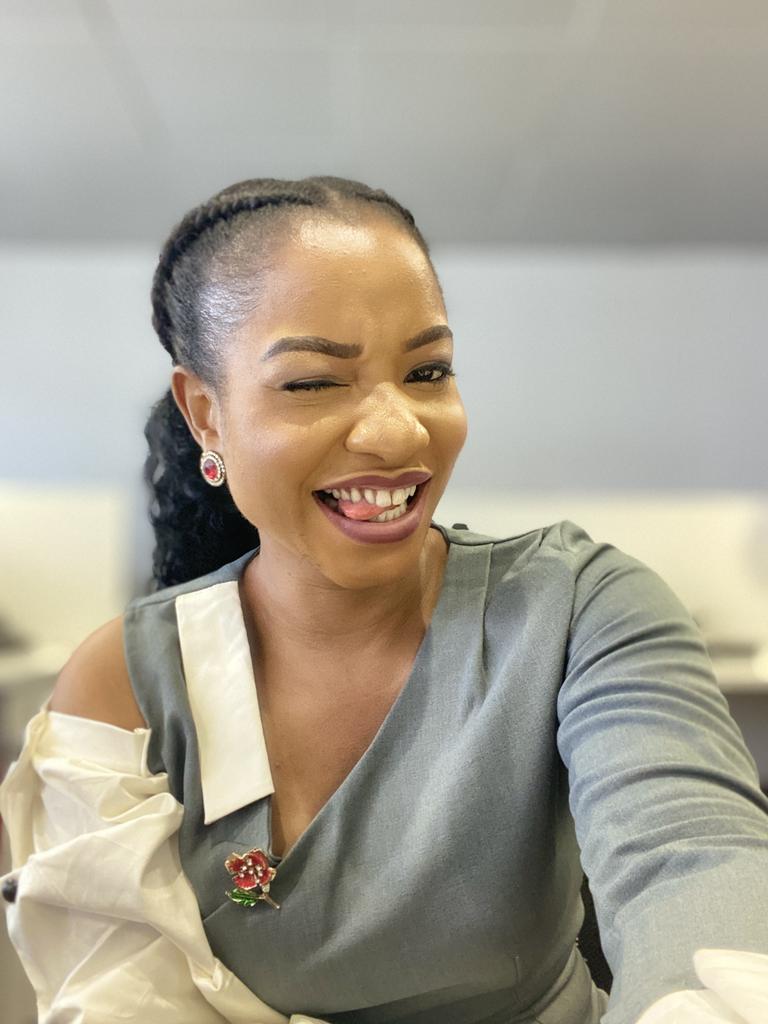 YinyeSwit's tweet photo. More smiling, less worrying. More compassion, less judgment. More blessed, less stressed. More love, less hate. Peace and Love ✌😘
#Smilling
#SportsDiva
#June17 https://t.co/wdvDB5CgGp