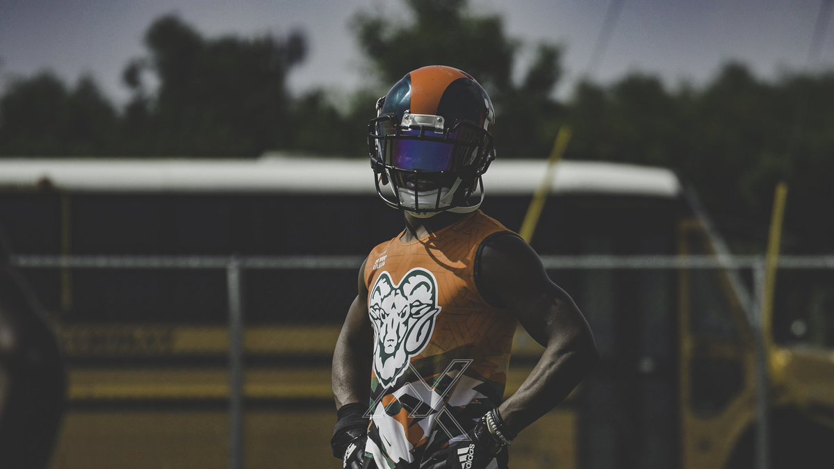 ayyyykdot's tweet photo. JUST WORK. 🔥🔥🔥🔥
#OLYMPIANS #CARVERRAMS #REED #CARVER #REEDFOOTBALL #CARVERFOOTBALL
#AYYYYKDOT #KDOTROB #RARREBREED #7oN7 https://t.co/ufUfT0wXrd