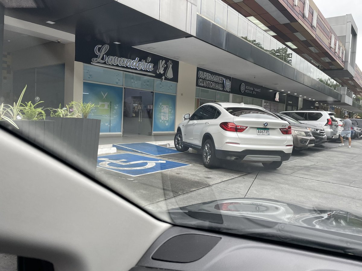 Pregunto, por qué el valeverguismo? AU6739. No solo en el estacionamiento ♿️ sino que además, atravesada y sobre la rampa… le digo que necesito el estacionamiento y ella dice “espérese un momento” y vuelve a entrar a buscar su ropa…
Se formó 🤣