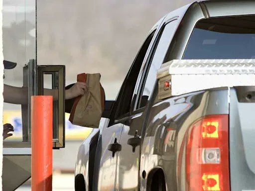PurplePinaTech's tweet photo. #FastCasual Customers are starting to expect Drive-Thru's. #whatispurplepineapple 
In the US, #Drivethru restaurants are a common concept. People enjoy the convenience of not having to exit their vehicle while they can pick up their favorite meal. https://t.co/3mH5gNkNAD https://t.co/3Zge9hre16