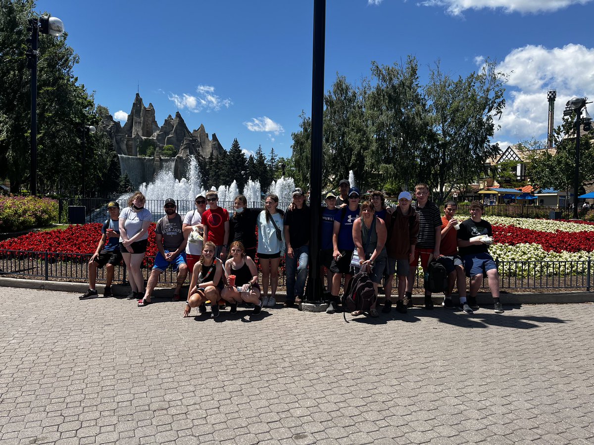 JoycePS_LDSB's tweet photo. A great day had by all at Wonderland! ☀️ #Grade8rocks #gradtripfun https://t.co/l8lRmLOC3Q