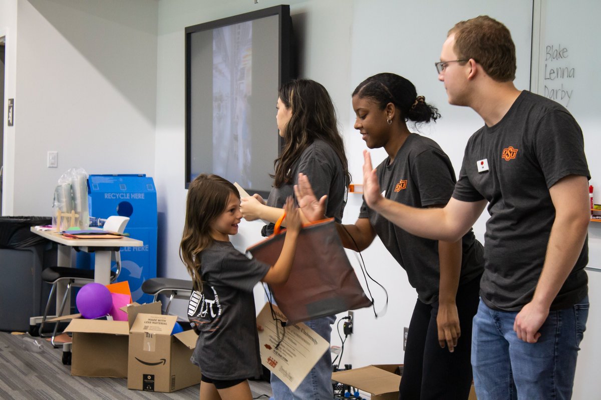 OSUEndeavor's tweet photo. We wrapped 🎬 up our 2nd Engineering Adventure STEM camp yesterday! ENDEAVOR also hosted session 1 of @yfeng4's Lungevity #GPU22 class, which teaches grandparents and their grandkids how respirable airborne medications work in the lungs! 
@OSU_CEAT @CHEatOKSTATE @OKStateAlumni https://t.co/wwPC5JsxEk