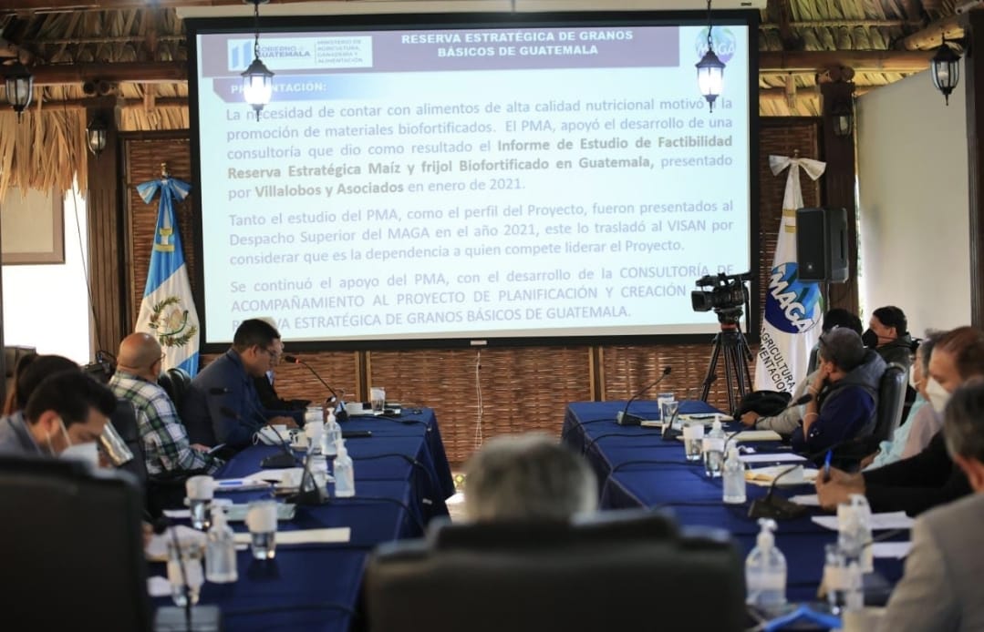 fausto_andreia's tweet photo. 📢With the purpose of meeting future domestic needs,
the 1at roundtable of the #strategic #grainreserve was established today by @MagaGuatemala with @WFPGuatemala' support. 🙏Thank you to all stakeholders involved in this #dialogueplatform. Together 🤝to achieve #zerohunger. https://t.co/3mOxfzd3Cr