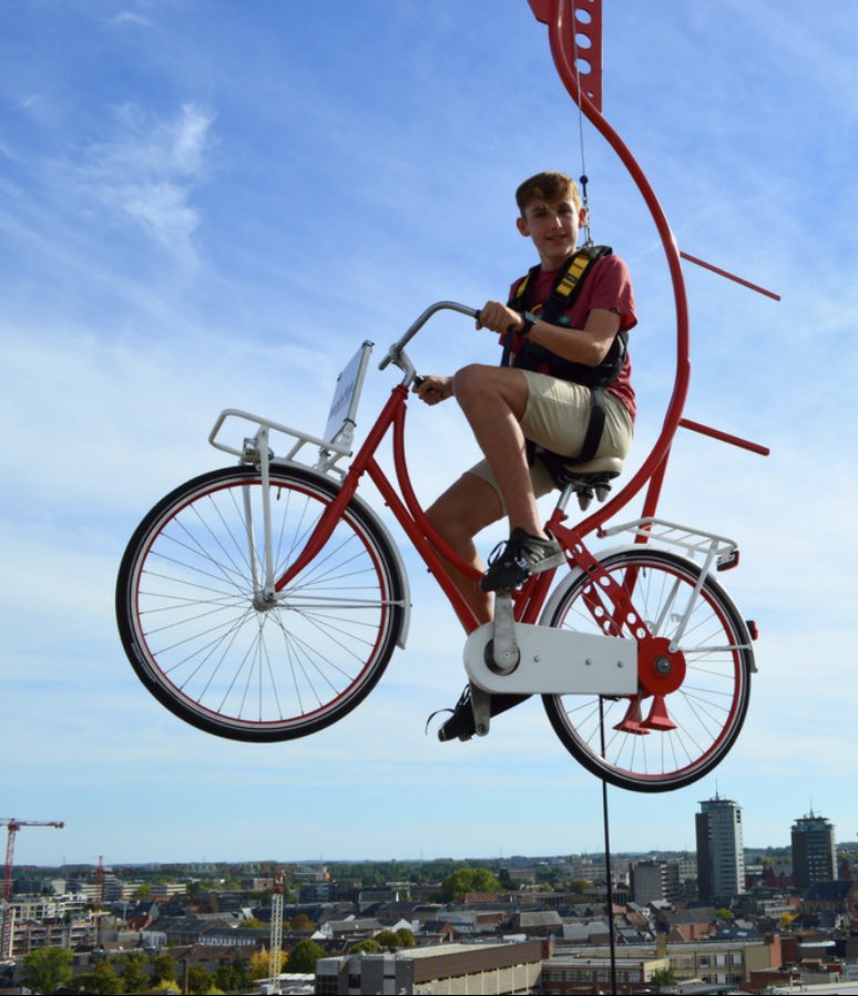 Wie durft?  Zondag 19 juni zal er tijdens de wielerronde een 60 meter hoge kraan op het marktplein staan. Aan deze kraan hangen de zo genoemde Sky Bikes. Doormiddel van trappen zal de fiets steeds hoger gaan en

Tussen 12.00 uur en 17.00 uur mag je er zelfs GRATIS in!