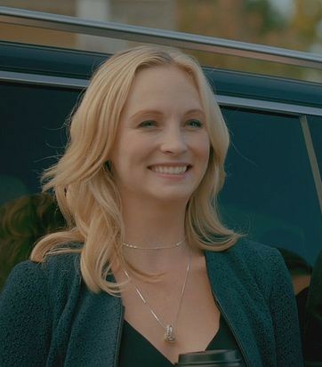 favsteroline's tweet photo. em TO mesmo após dez anos da morte do Stefan a Caroline ainda sentia muito à perda dele, ela só usava roupas escuras simbolizando o luto. Em legacies ela voltou a se vestir de forma leve, o que eu vejo disso, é que finalmente ela está em paz mas que JAMAIS vai deixar de amá-lo. https://t.co/cPwz3QGo8s
