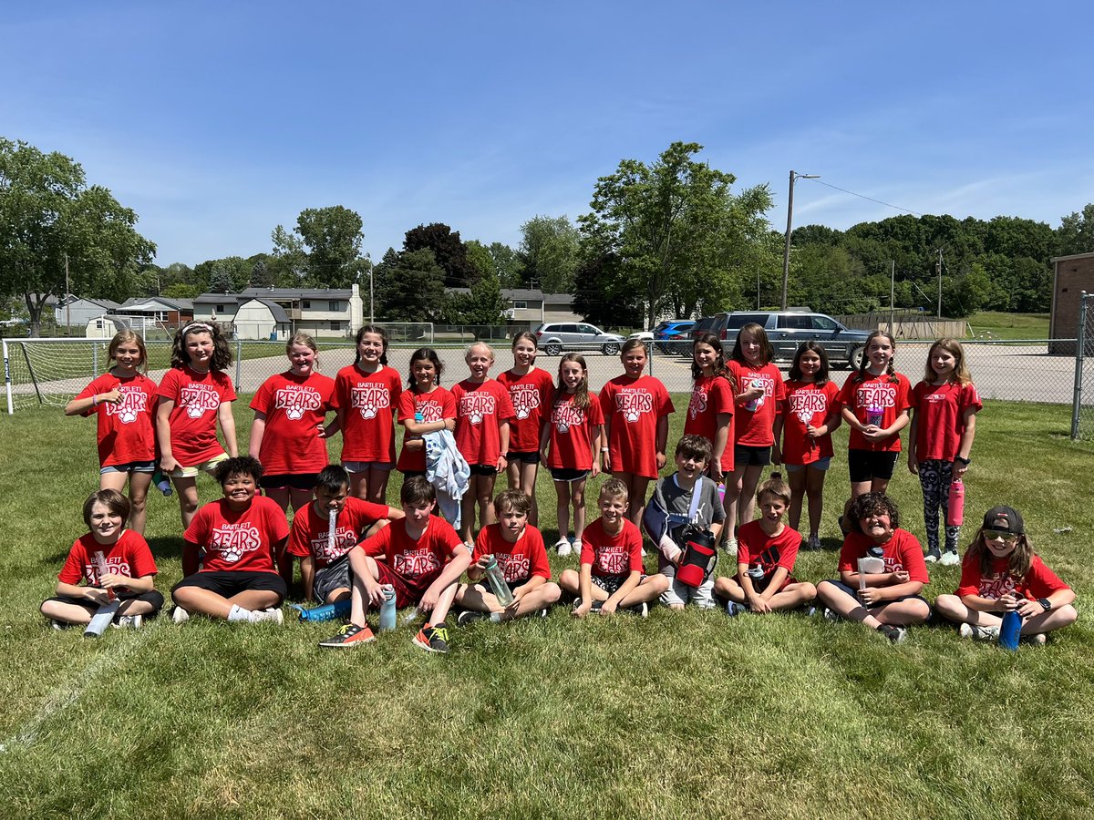 MissHocking4th's tweet photo. Thank you 4th graders!!! I loved teaching you this year! 💖💖💖 @SLCSBartlett #LastDayofSchool #4thgrade https://t.co/0j06xk11MF