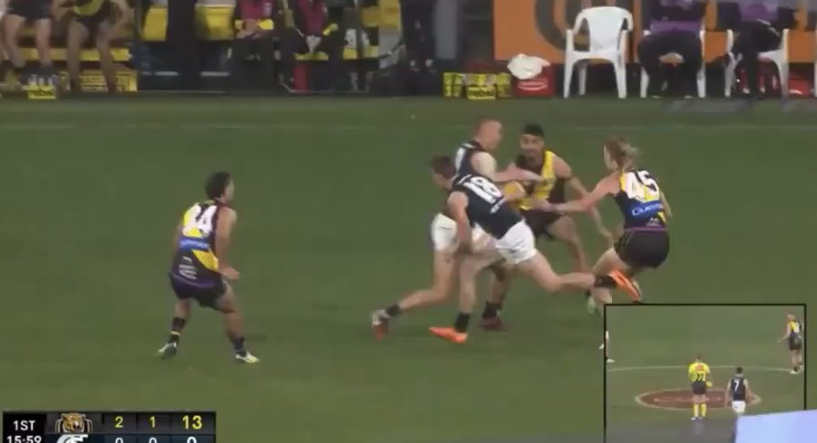 Richmond_TT's tweet photo. The Marlion tackle (aka the Pickett fence), a 6 part story: 
1. Cripps sees Pickett, he’s in a small space so decides to go through him (although Hugo is in shot he doesn’t effect the play other than to cut off Cripps’ options) https://t.co/N0cHurWQzZ