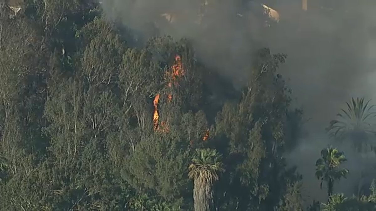 ABC7's tweet photo. Firefighters crews are battling a brush fire that broke out Friday afternoon amid strong winds, and is reportedly threatening structures in Jurupa Valley, near Riverside. https://t.co/NC30BDRtsr https://t.co/koow70OTXa