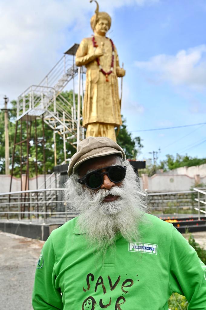 cpsavesoil's tweet photo. .@SadhguruJV offers a garland to Krishnadevaraya and speaks about the valor and benevolence of this remarkable emperor who brought much prosperity to the region. #SaveSoilAP #SaveSoil
Action now: https://t.co/z6MmqMf5nE https://t.co/sTmxbDvGo4