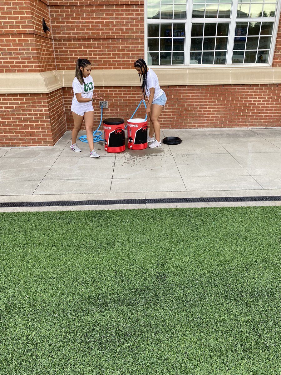 WestMeckSports's tweet photo. The Sports Medicine Department attended the UNC Charlotte Football Camp today. The students toured the Athletic Training facilities, met the Director of Sports Medicine, and assisted with coolers for the athletes. 🫀🦅 https://t.co/WtJ65uliUl