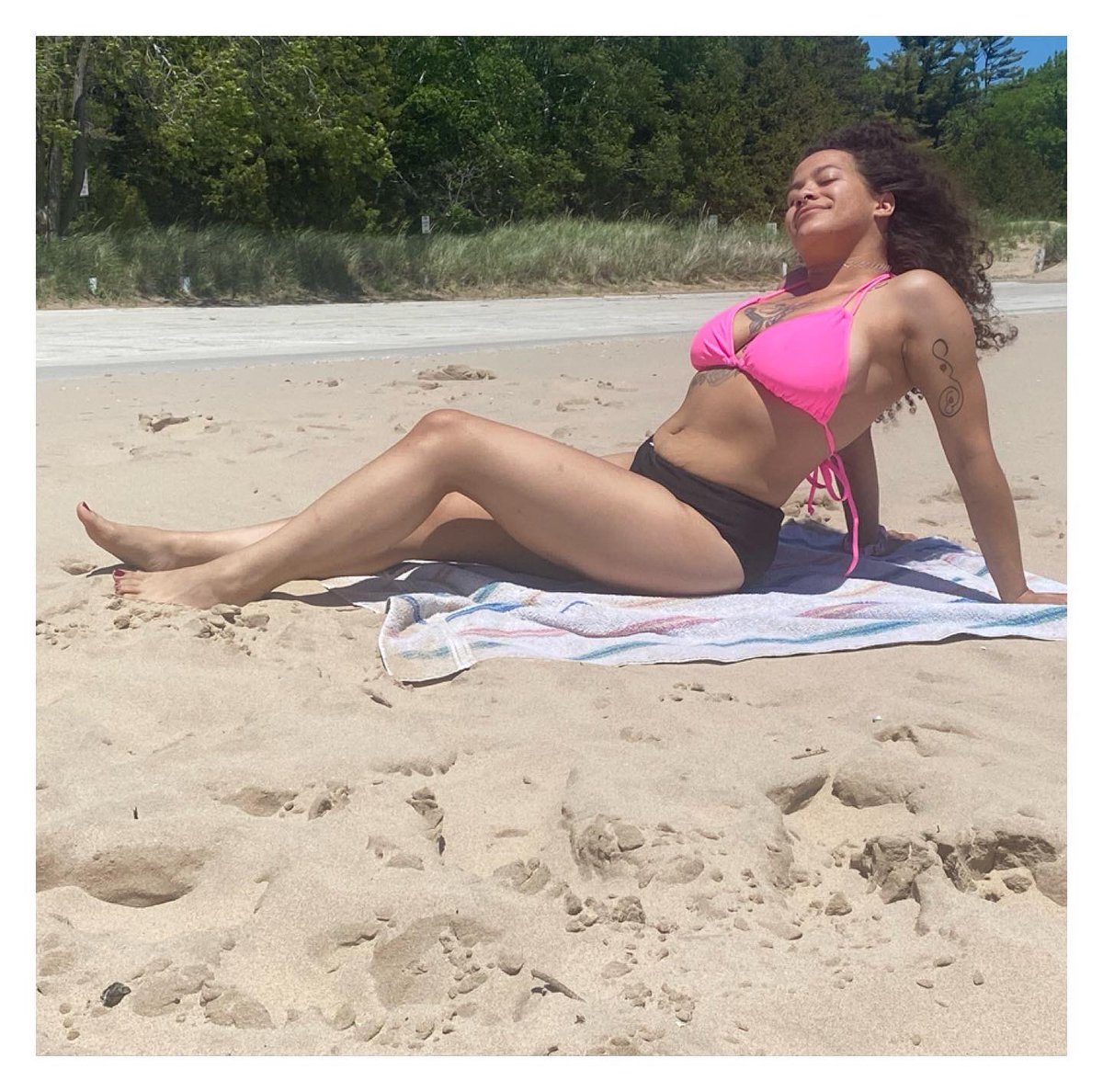 MissBlunt__'s tweet photo. ✨sweet sunny disposition☀️ https://t.co/vUHVAOHbnN