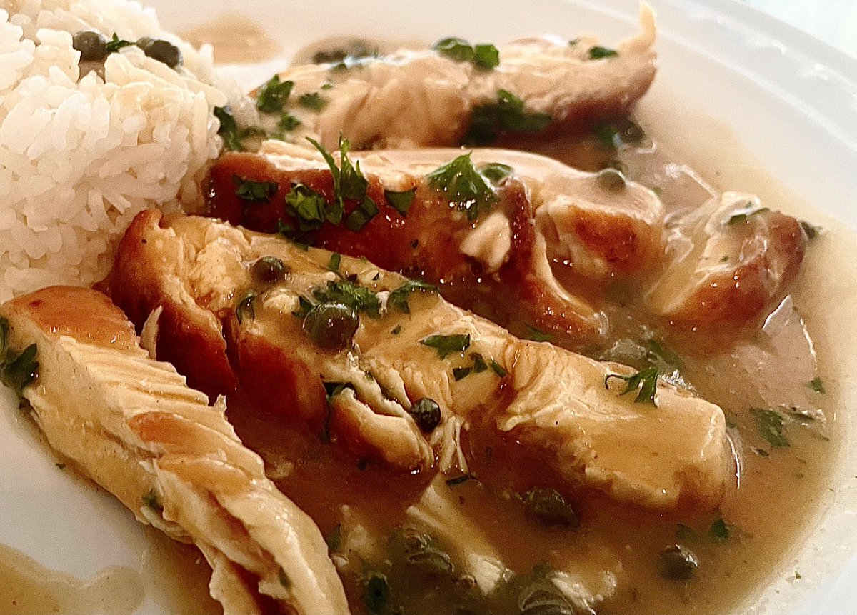 AvhcBeaver's tweet photo. Chicken piccata!
Browned chicken in a roux, white wine, chicken broth, lemon sauce with cappers 
#foodie #foodofinstagram #foodpic #ilovefood #yummy #foodjourney #BeaversKitchen #foodporn #chickenpiccata #capers https://t.co/Ks4M8UfUpe