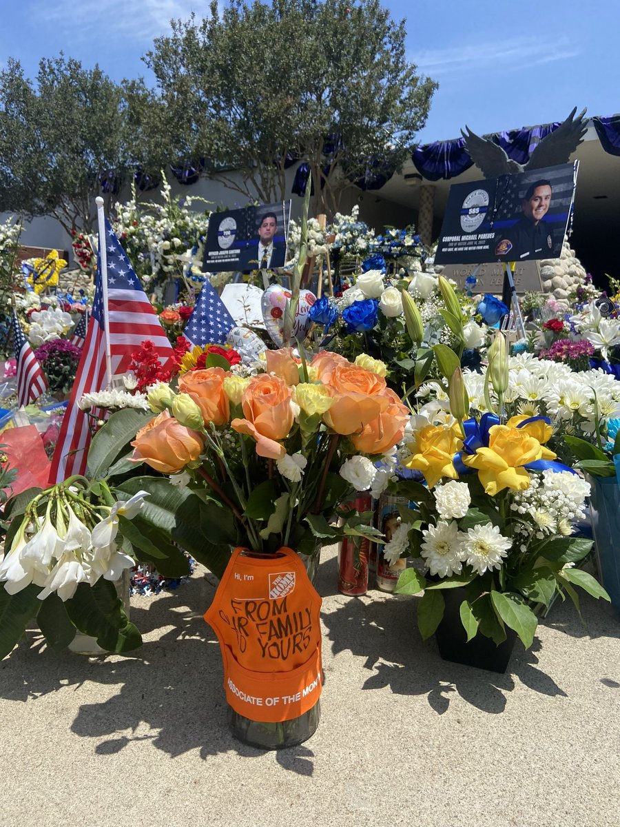 LuisRapidset's tweet photo. Beautiful tribute by El Monte’s Home Depot to honor fallen local hero’s Corporal Michael Paredes and Officer Joseph Santana. May they Rest In Peace #elmontestrong #elmontepd https://t.co/16DxzFa4N1