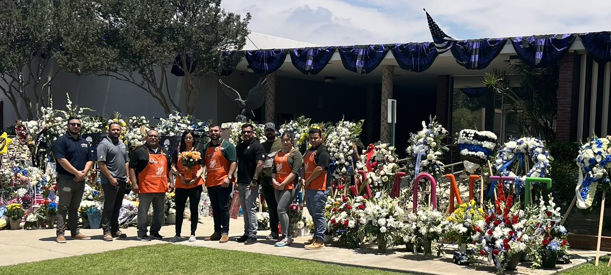 LuisRapidset's tweet photo. Beautiful tribute by El Monte’s Home Depot to honor fallen local hero’s Corporal Michael Paredes and Officer Joseph Santana. May they Rest In Peace #elmontestrong #elmontepd https://t.co/16DxzFa4N1