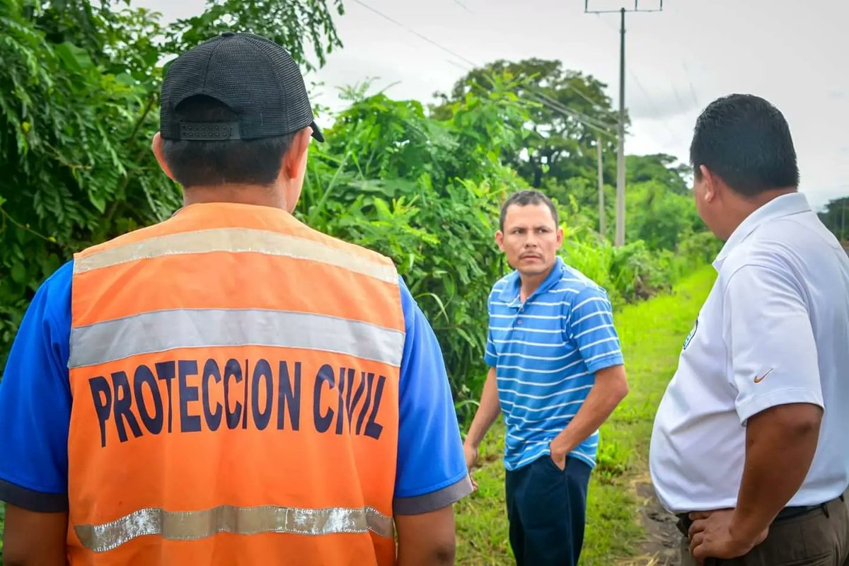 AlcaldiaSN_'s tweet photo. por las recientes lluvias en el territorio nacional y al mismo tiempo ejecutaron la evacuación de aguas retenidas en las viviendas en el sector de la comunidad Campana 2 correspodniente al Distrito 4.

#RafaelArévalo 
#AlcaldíaDeSonsonate https://t.co/GubNUrrrt8