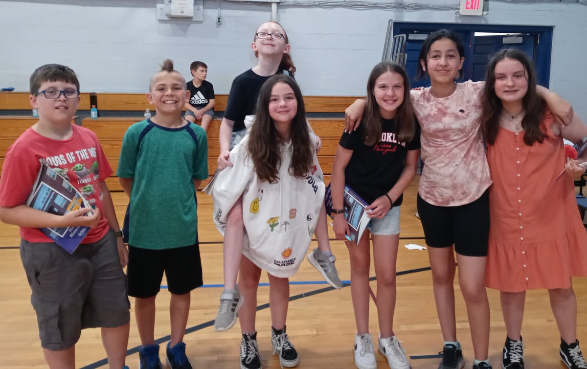 MrsCorreiraHAY's tweet photo. 5th Grade Celebration 2022! @Hughes5thGrade @mscrosshay #AwesomeArtists #Chillaxin #FunInThe🌞#CrazyDanceMoves 
#HAYNation https://t.co/PZ7whpFyKg