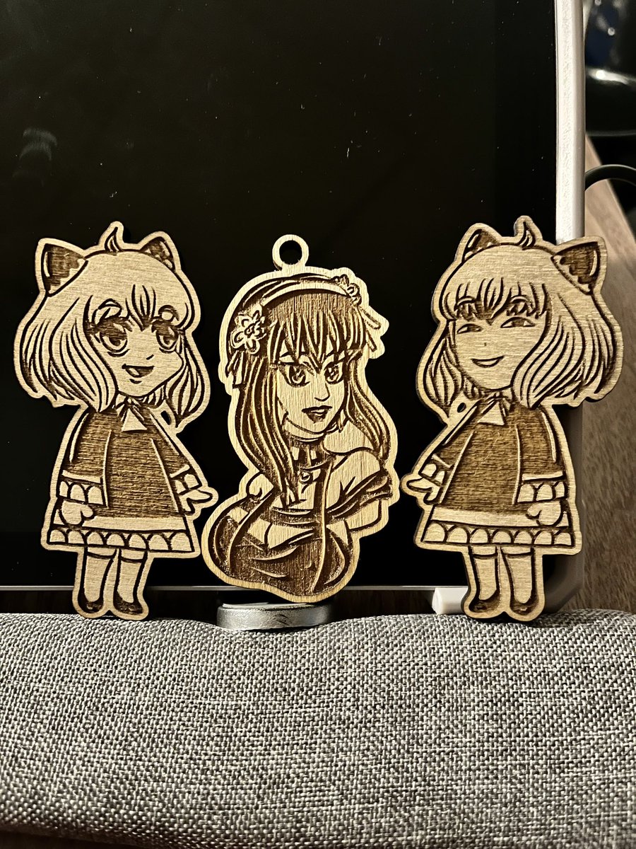 jissella_meza's tweet photo. Some cute engraved wooden designs I’ve made this week ^_^ #anime #SPYxFamily #AnyaForger #FANART https://t.co/fpPsSaZren