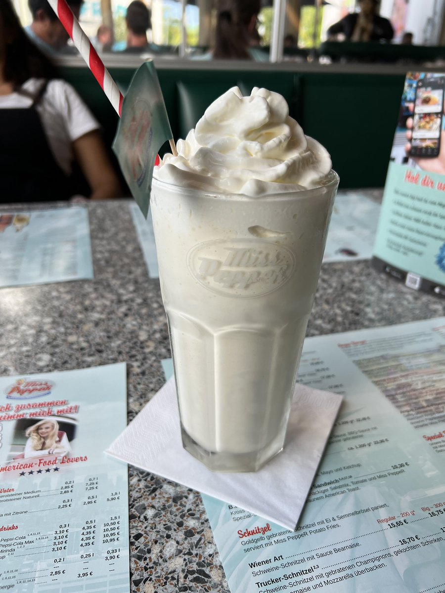 StripclubPapst's tweet photo. Milkshake & BLT Sandwich 🇺🇸#AmericanDinner https://t.co/1Hty6uy9ff