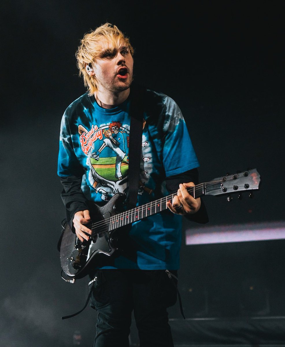 mgcsmilebot's tweet photo. I ask "best guitarist?"
you say "michael clifford" https://t.co/niPqtdF8pJ
