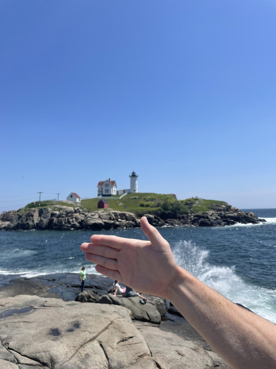 Quick stop at Nubble Lighthouse in between meetings today. Maine keeps providing great views. 👍🏼