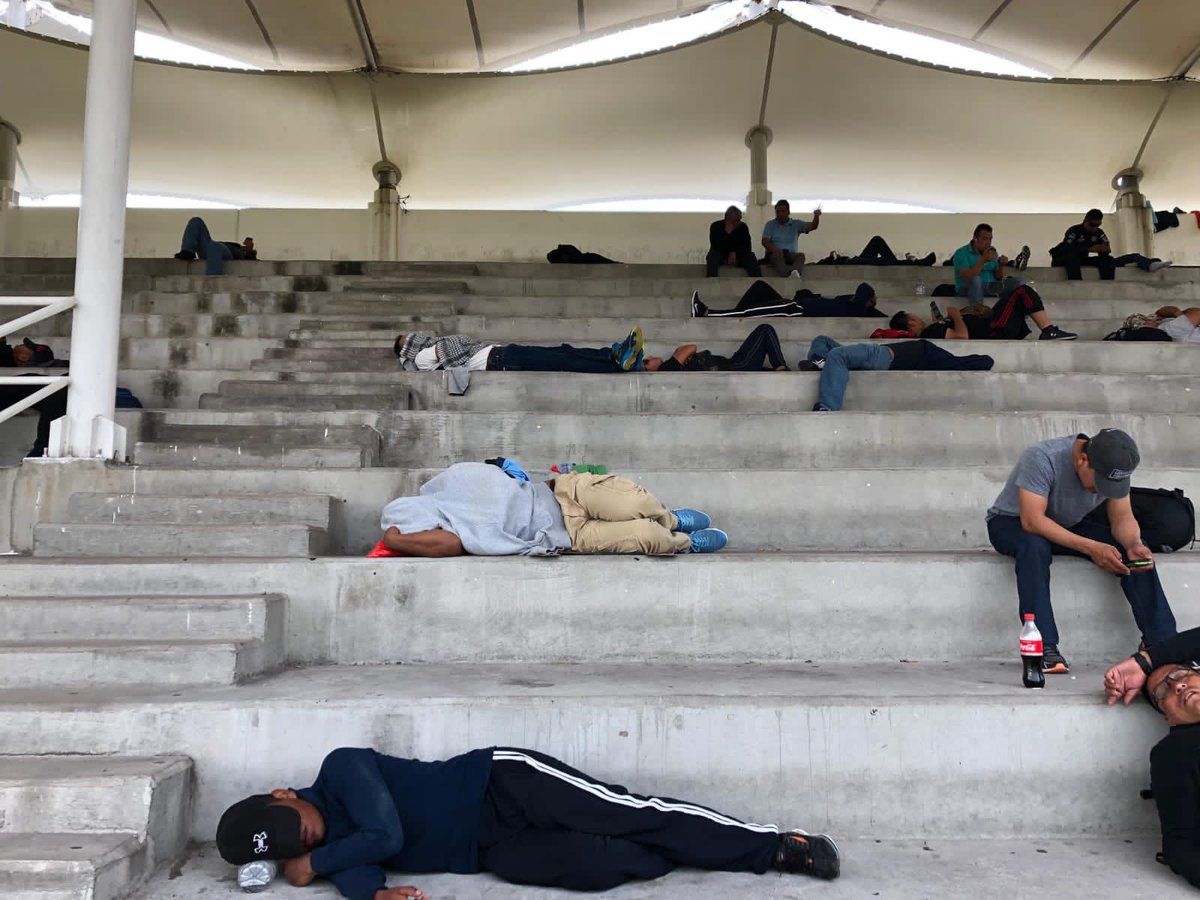 Elementos del #Ejército comisionados a la #GuardiaNacional el día de ayer se alcoholizaron en CONTEL, y en el area de gradas violaron entre varios a sus compañeras.

Ellas están amenazadas para no denunciar. No permitamos q por miedo esté acto atroz quede impune.