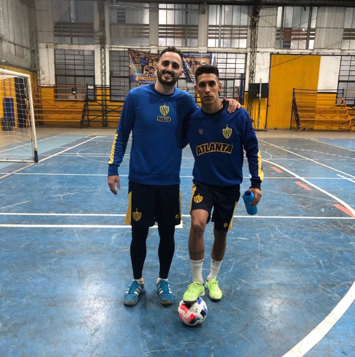 pasionfutsal's tweet photo. #PrimeraA🇦🇷 | 🪄 ¡Otro que vuelve a nuestra liga! 😍
🔛 @EduVillalva7 ya se encuentra entrenando en @AtlantaFutsal bajo las órdenes de Fabián López y será refuerzo del "Bohemio" una vez que termine la primera rueda del campeonato. Viene de jugar en la #SerieAFutsal con #Pescara. https://t.co/wOzwCPMcx8