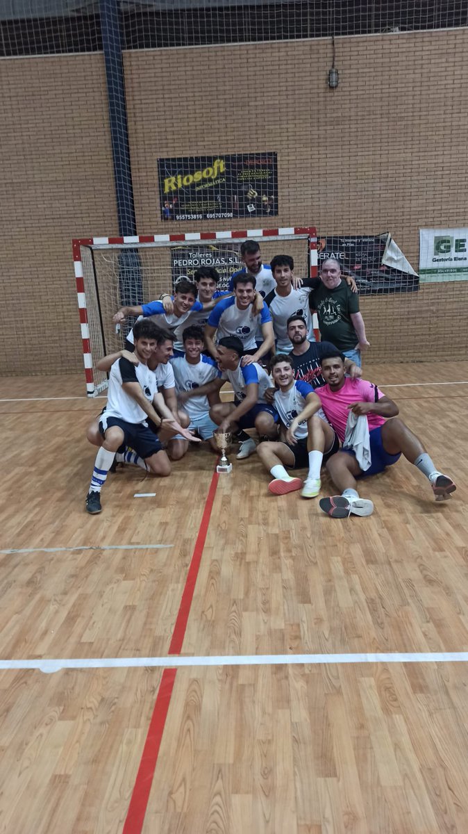 Ciskiqs's tweet photo. Campeones de copa feria @PaletasFC me apunto el pichichi otra vez vuelvo a repetir gracias por confiar @ponnce22 https://t.co/4jyqJBns0o