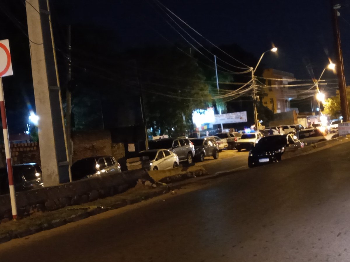 Nuevo estacionamiento privado en pleno paseo central del colegio Nuevo Milenio <a href="/AsuncionMuni/">Municipalidad de Asunción</a> <a href="/LambareDe/">Municipalidad de Lambaré - Oficial</a> <a href="/mopcparaguay/">MOPC Paraguay</a> <a href="/ABCDigital/">ABC Digital</a> <a href="/780AM/">Radio 780 AM</a> <a href="/Santula/">Santiago González</a> <a href="/LaNacionPy/">Diario La Nación</a> señalizado y todo. QUE OPINAN??