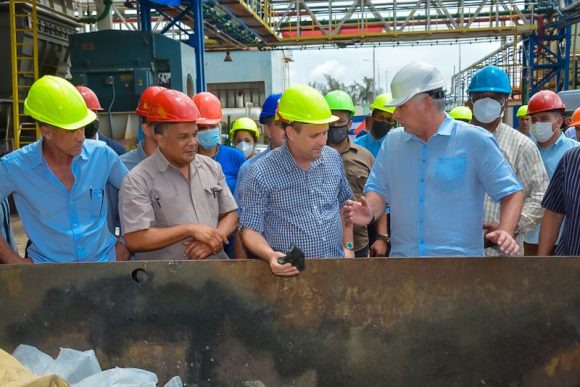 Cómo nos enseñó nuestro #ComandanteEnJefe nuestro Presidente <a href="/DiazCanelB/">Miguel Díaz-Canel Bermúdez</a> en el centro del huracán, por eso #YoSigoAMiPresidente, #FuerzaCuba, #VamosConTodo, #CubaViveyVence