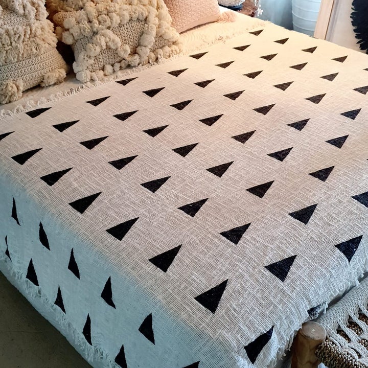 PilleVerone's tweet photo. This stylish handmade throw, in a beautiful black and white color, comes with a simple arrow & line pattern motif, and features a long fringe.
https://t.co/oFsI2TpzwH
#throws #throwblanket #throwblankets #blanket #blankets #cotton #cottonthrows #bedroomdecor https://t.co/uMdmme7pWG