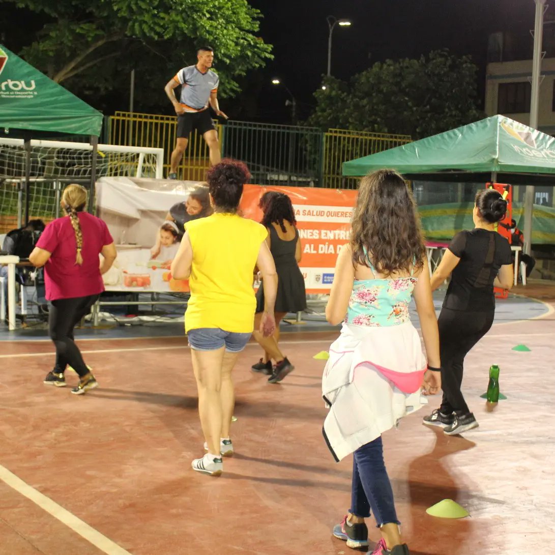 inderbubga's tweet photo. 📌El templo del Microfútbol hoy se convirtió en una Vía Activa y Saludable, llegamos al Barrio Los Canelos con recreación, juegos tradicionales, circuito de ciclistas y caminantes y actividad física dirigida #ActiVASTuBarrio
@JCardenasRey  @AlcaldiaBGA https://t.co/wMHCdmuYWw