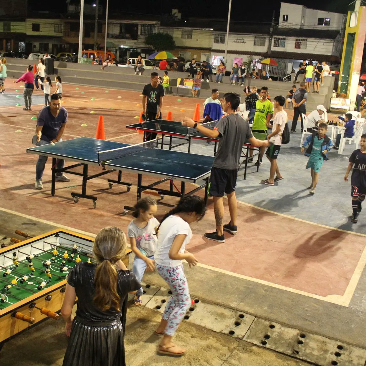 inderbubga's tweet photo. 📌El templo del Microfútbol hoy se convirtió en una Vía Activa y Saludable, llegamos al Barrio Los Canelos con recreación, juegos tradicionales, circuito de ciclistas y caminantes y actividad física dirigida #ActiVASTuBarrio
@JCardenasRey  @AlcaldiaBGA https://t.co/wMHCdmuYWw