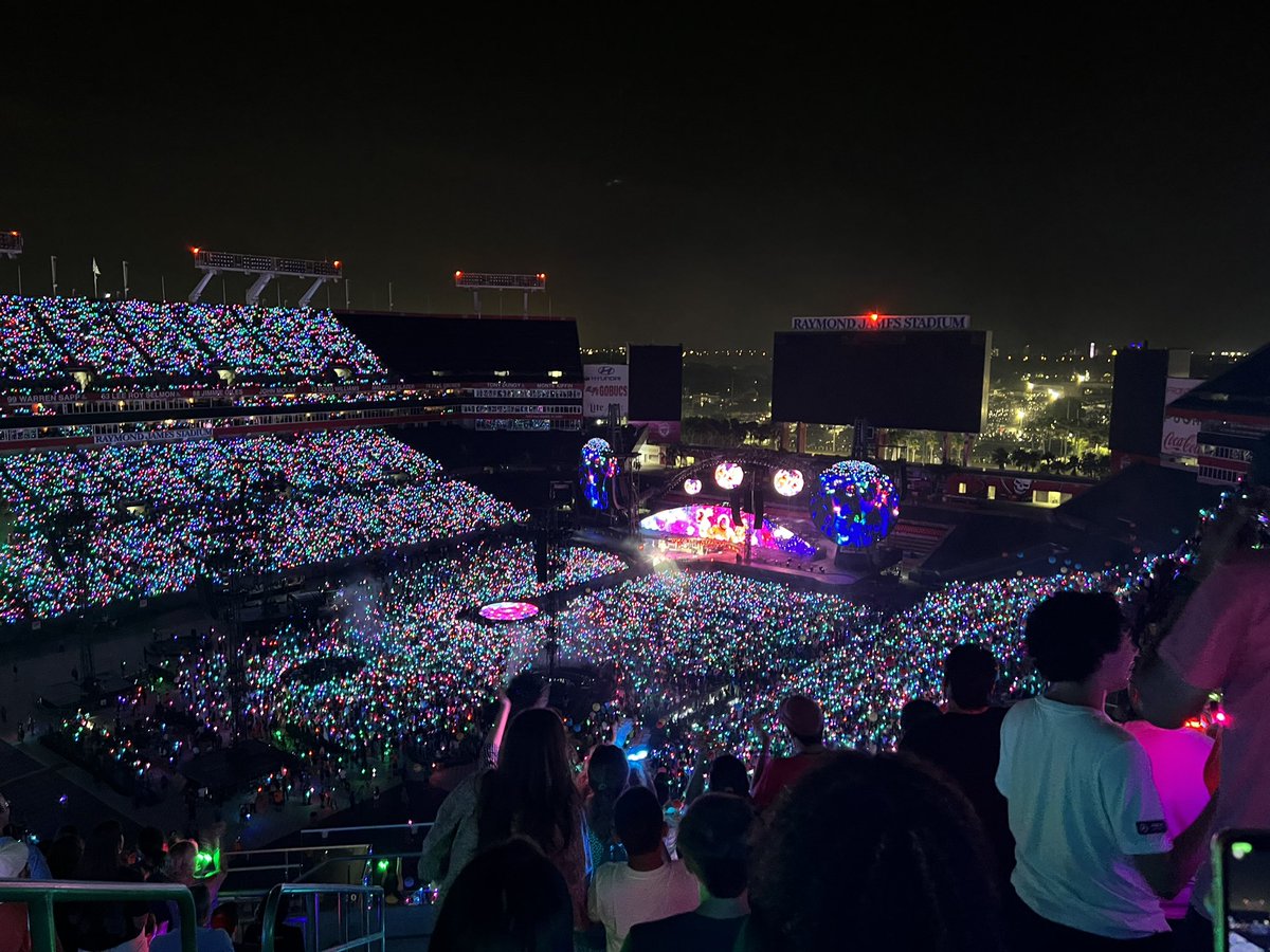 alealvaradods's tweet photo. Inolvidable este concierto de Coldplay🪐🫶🏼✨ https://t.co/TFNwdyf4II