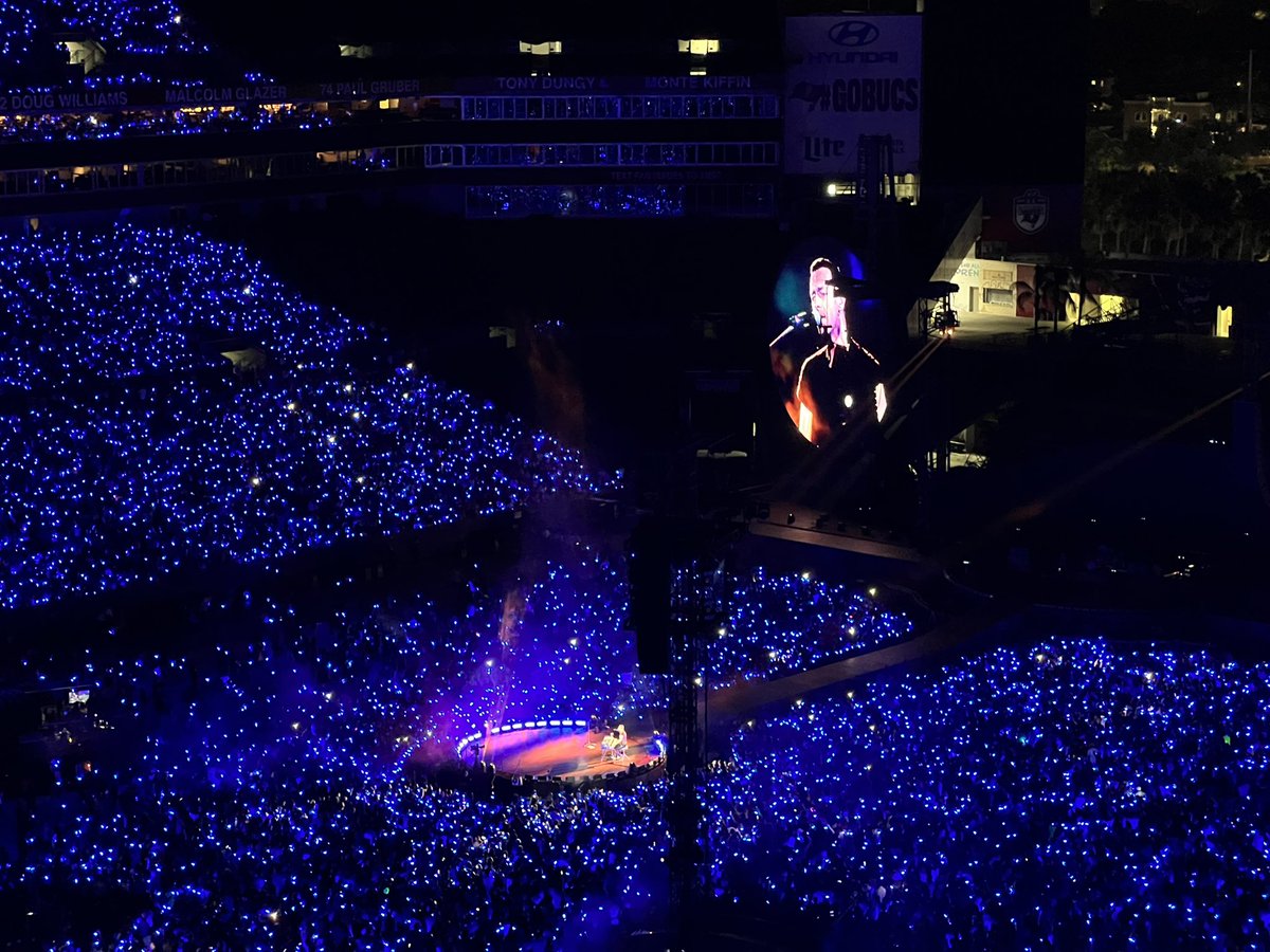 alealvaradods's tweet photo. Inolvidable este concierto de Coldplay🪐🫶🏼✨ https://t.co/TFNwdyf4II