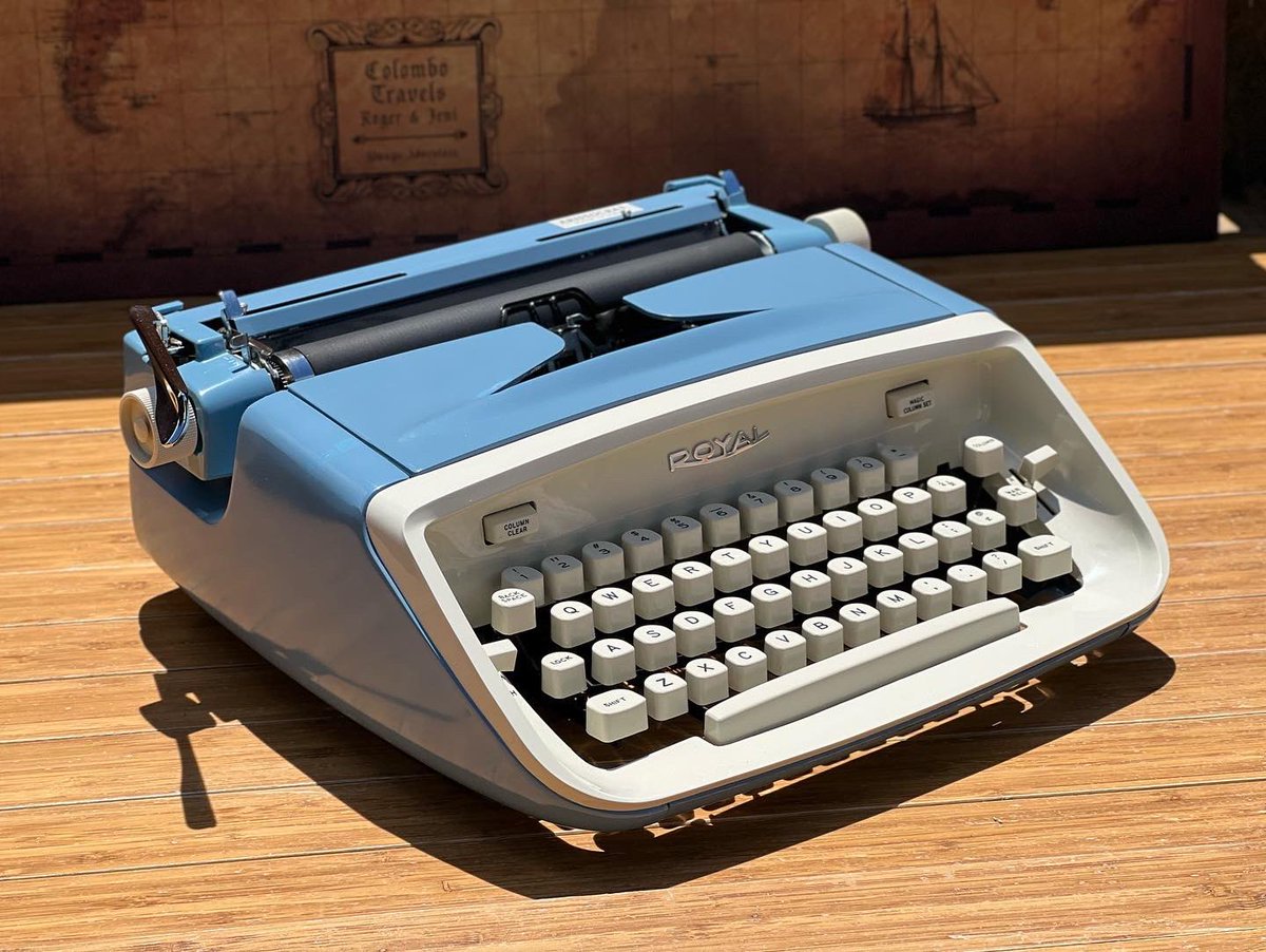 colocollection's tweet photo. Royal Aristocrat Cursive/Script typewriter very francy font! This beauty is up for sale on my website #typewriter #typewritercandy #royal #cursive https://t.co/n1dqJxSueX