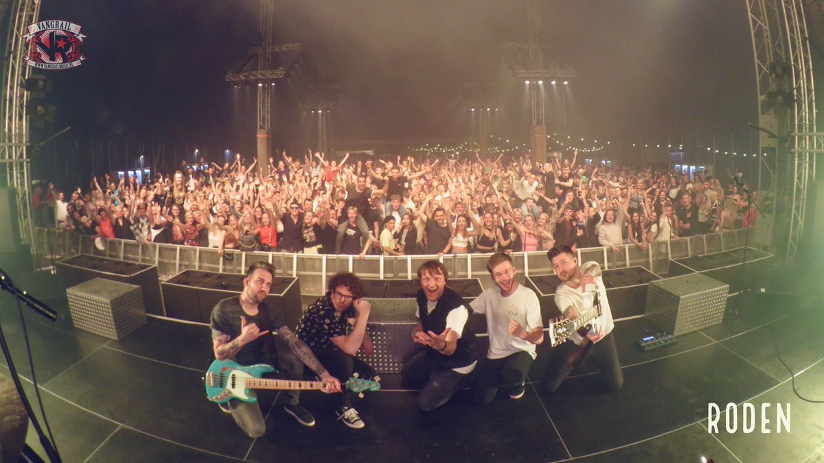 Vangrail's tweet image. Daar stonden we dan, op de eerste editie van het @lucky4festival Wat een avond en wat een waren jullie mega te gek gaaf fijn publiek. Dank aan iedereen die erbij was! Tot snel, tot Vangrail ❤️