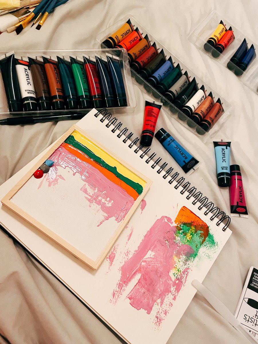 MissFrais's tweet photo. Finally got my hands on some supplies in NY ❤️❤️❤️❤️ now it’s time to get creative #bestdayeva https://t.co/p4WzycSr4P